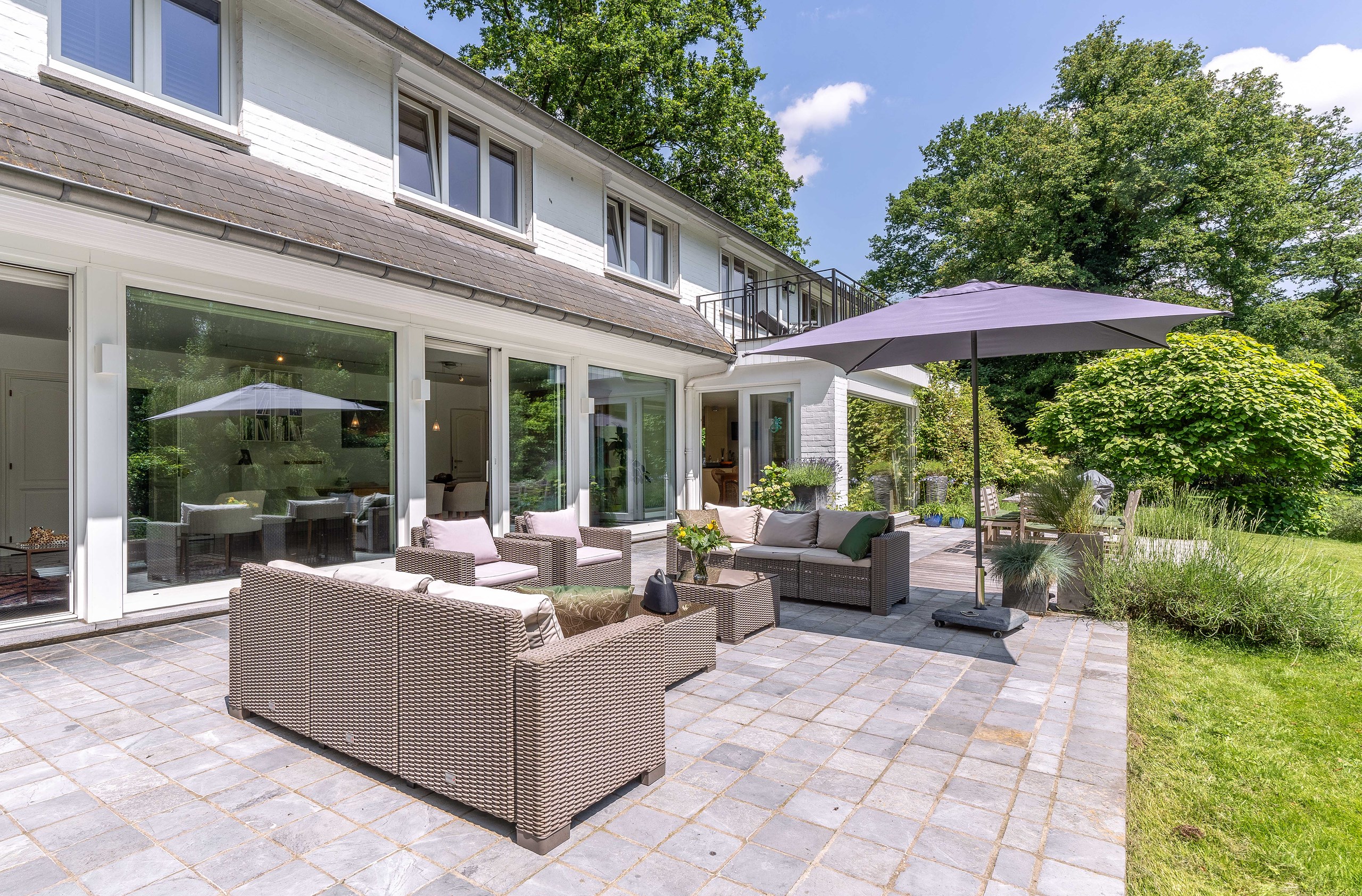 Terrasse et salon de jardin d’une villa, AL Studio