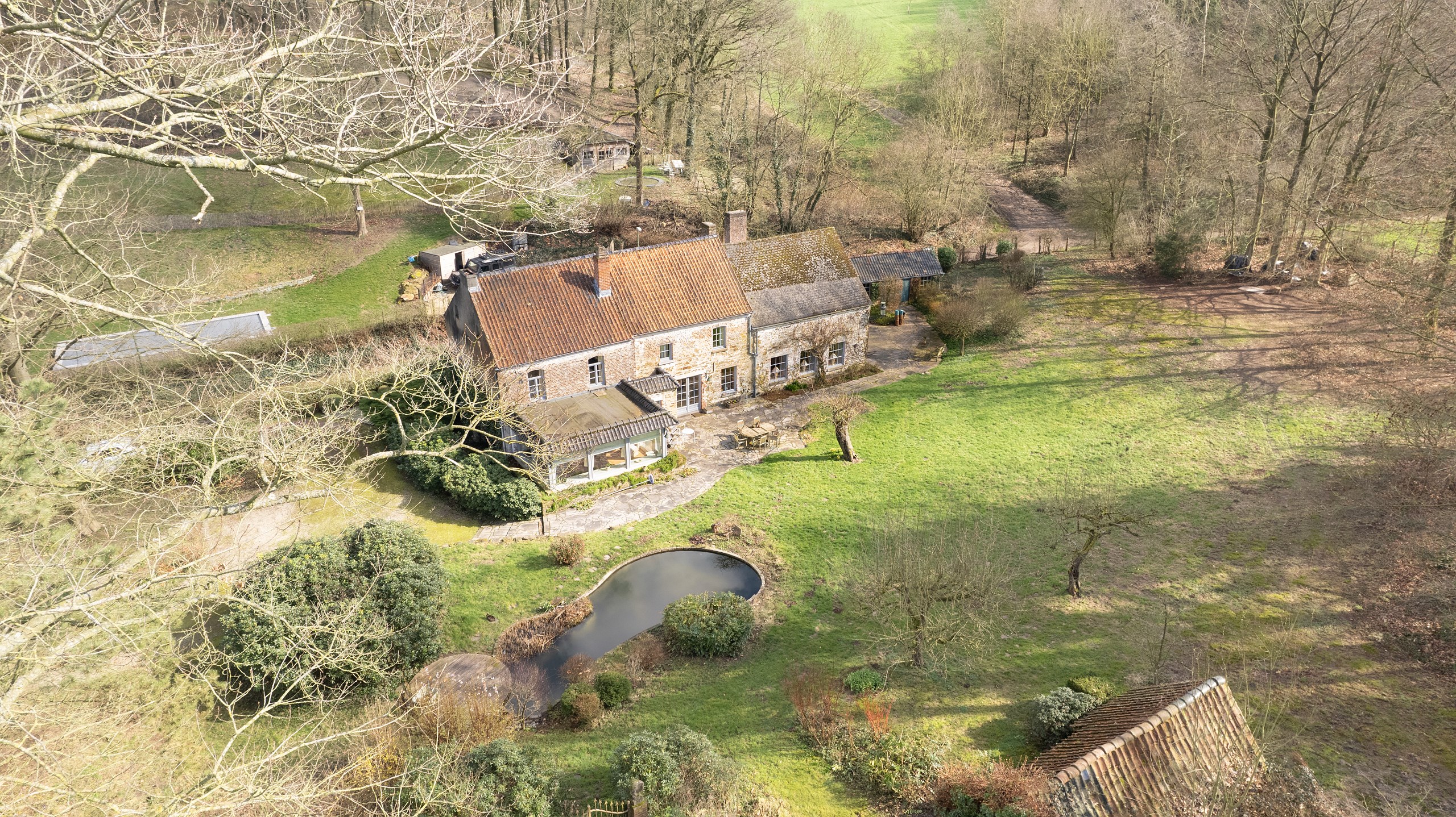 Ferme en pierre et son étang vus du ciel, AL Studio