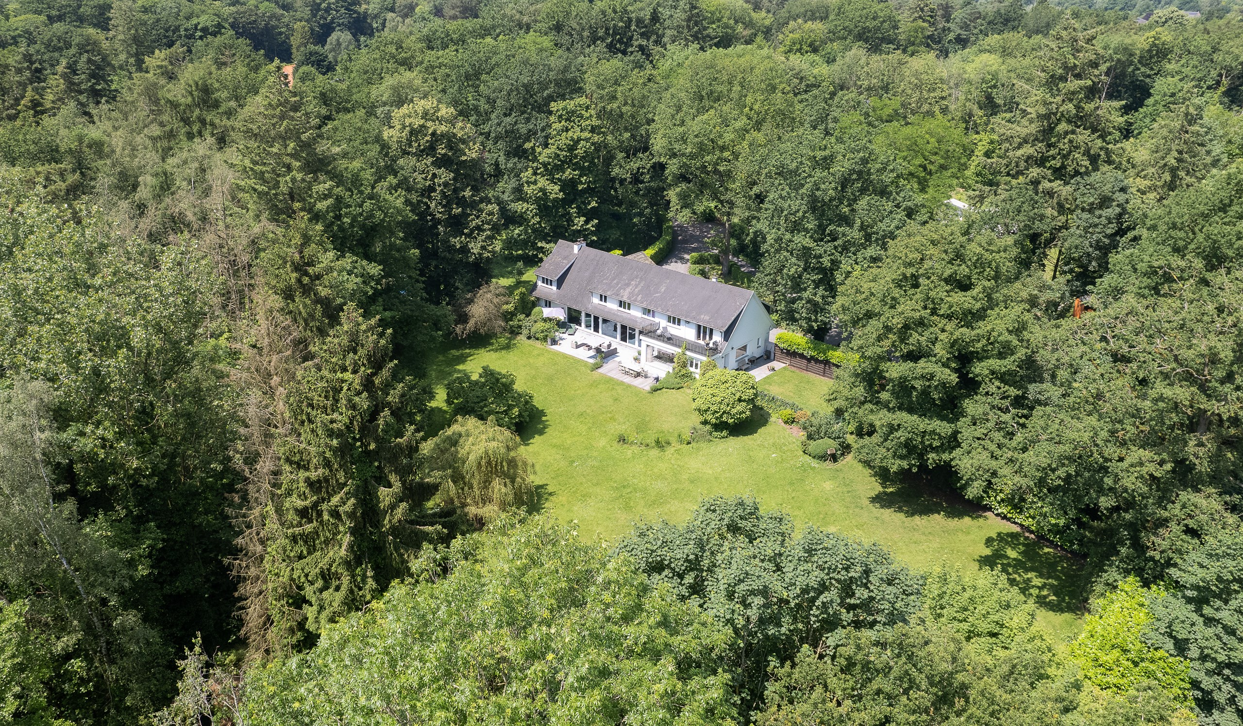 Maison dans un écrin de verdure vue par drone, AL Studio