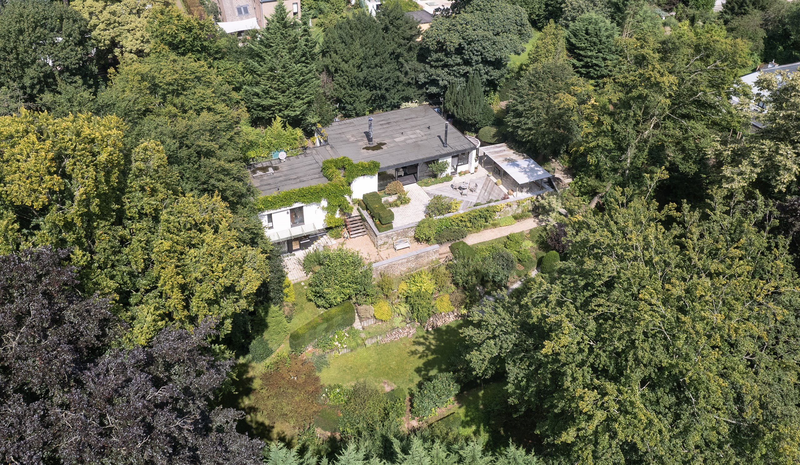 Maison blanche dans les bois vue par drone, AL Studio