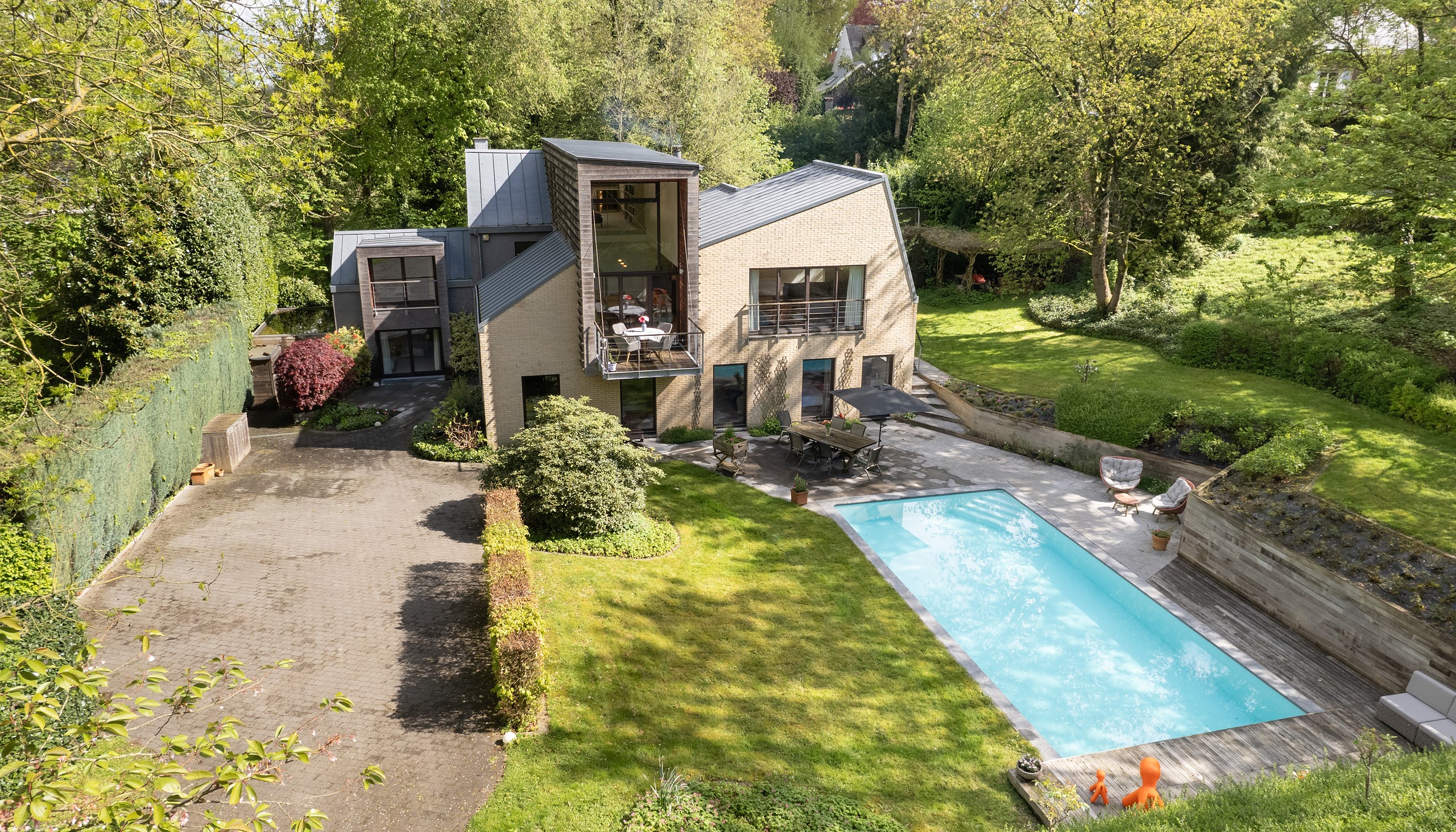 Maison contemporaine, jardin et piscine vus du ciel, AL Studio