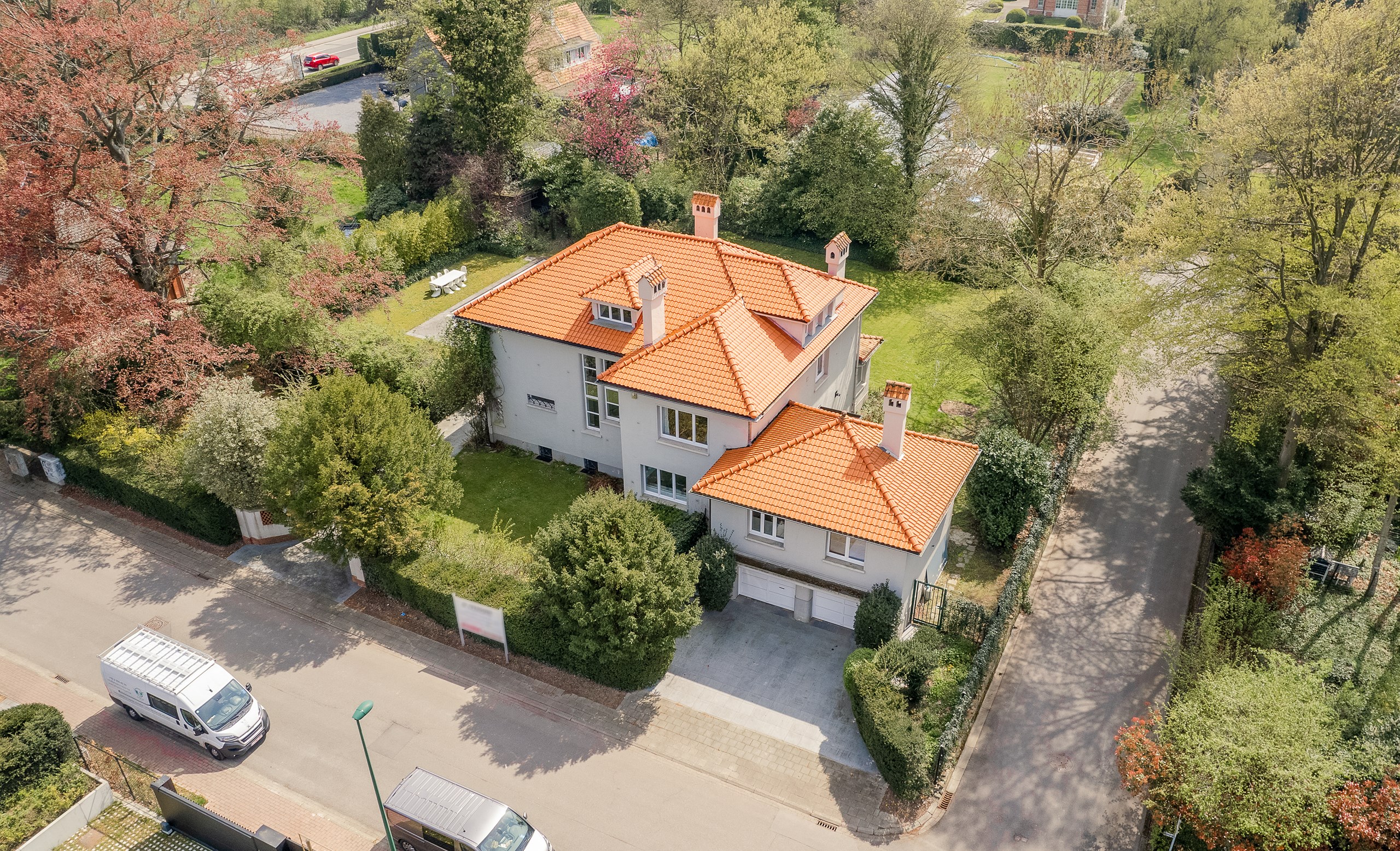 Maison au toit orange et son jardin vus par drone, AL Studio